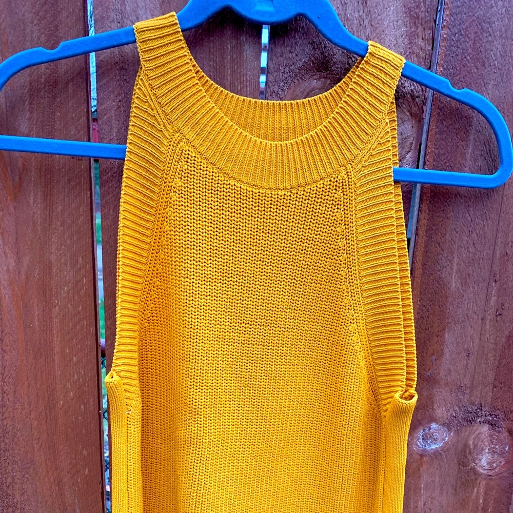 Large, NWT Shell sweater in gold